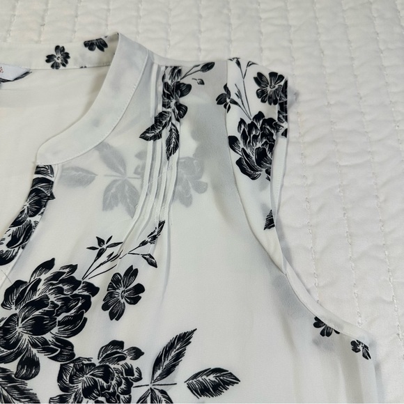 Candie's Casual Monochrome Floral Sleeveless Blouse - Picture 6 of 11
